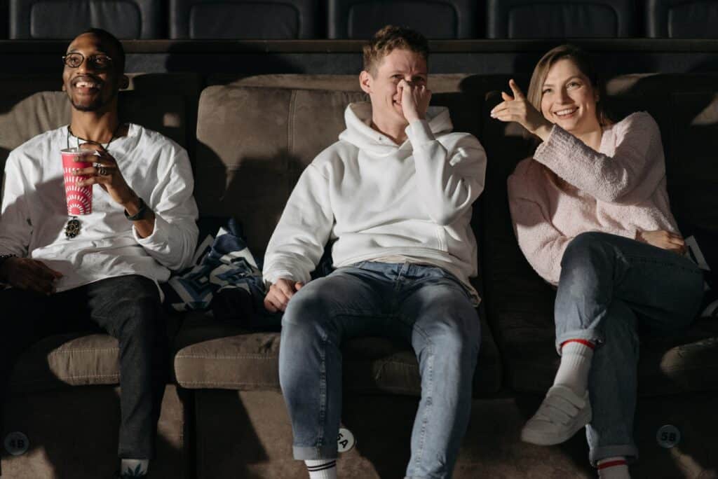 pexels-pavel-danilyuk- trois étudiants qui regardent un film - Les films à voir avant la fin de l’été