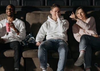 pexels-pavel-danilyuk- trois étudiants qui regardent un film - Les films à voir avant la fin de l’été
