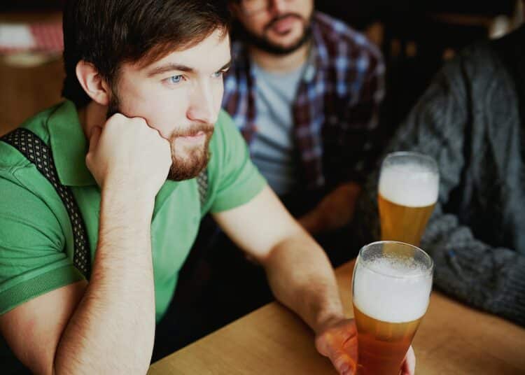 pexels-pressmaster-étudiant qui regarde un match - Les événements sportifs à suivre pendant durant une année d’étude