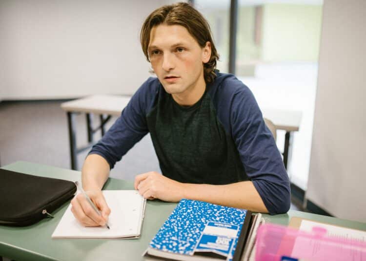 pexels-rdne-stock-project- étudiant qui travaille sur ses cours - Les 4 types de synthèses à réaliser quand on est étudiant