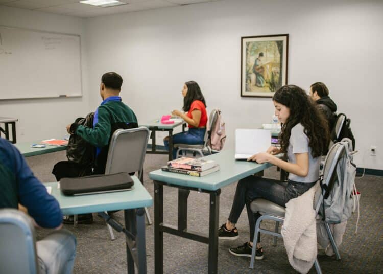 pexels-rdne-stock-project-étudiants en classe-4 techniques pour ne pas s'endormir en cours