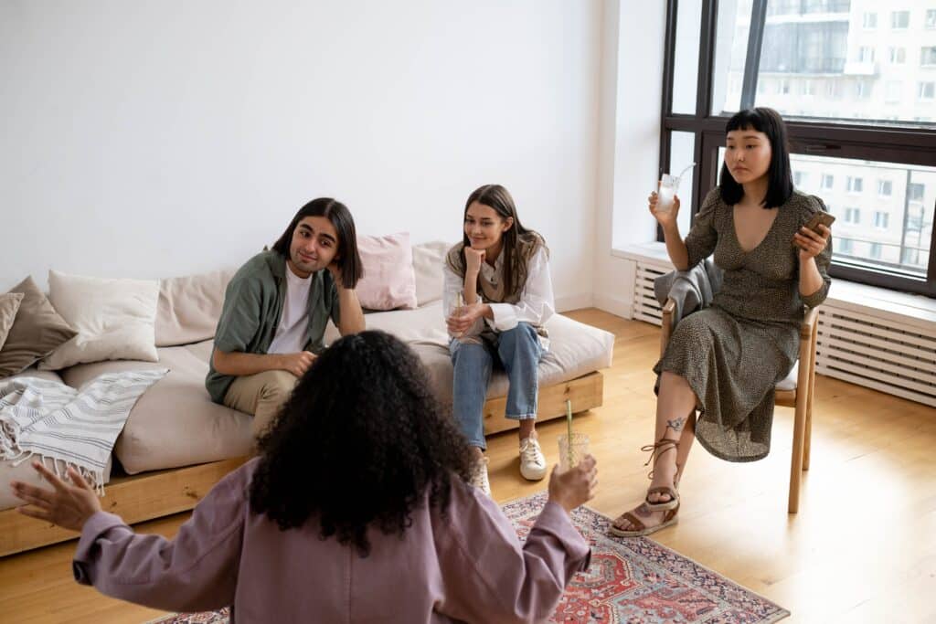pexels-ron-lach-étudiants qui discutent d'une idée - Pourquoi une idée développée en fin de soirée peut changer ta vie