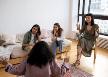 pexels-ron-lach-étudiants qui discutent d'une idée - Pourquoi une idée développée en fin de soirée peut changer ta vie