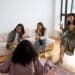pexels-ron-lach-étudiants qui discutent d'une idée - Pourquoi une idée développée en fin de soirée peut changer ta vie