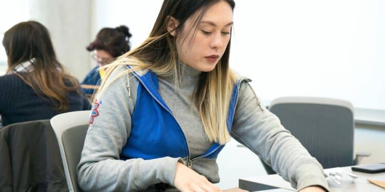 pexels-roxanne-minnish- étudiante a la rentrée - 5 réflexes durables à adopter dès la rentrée