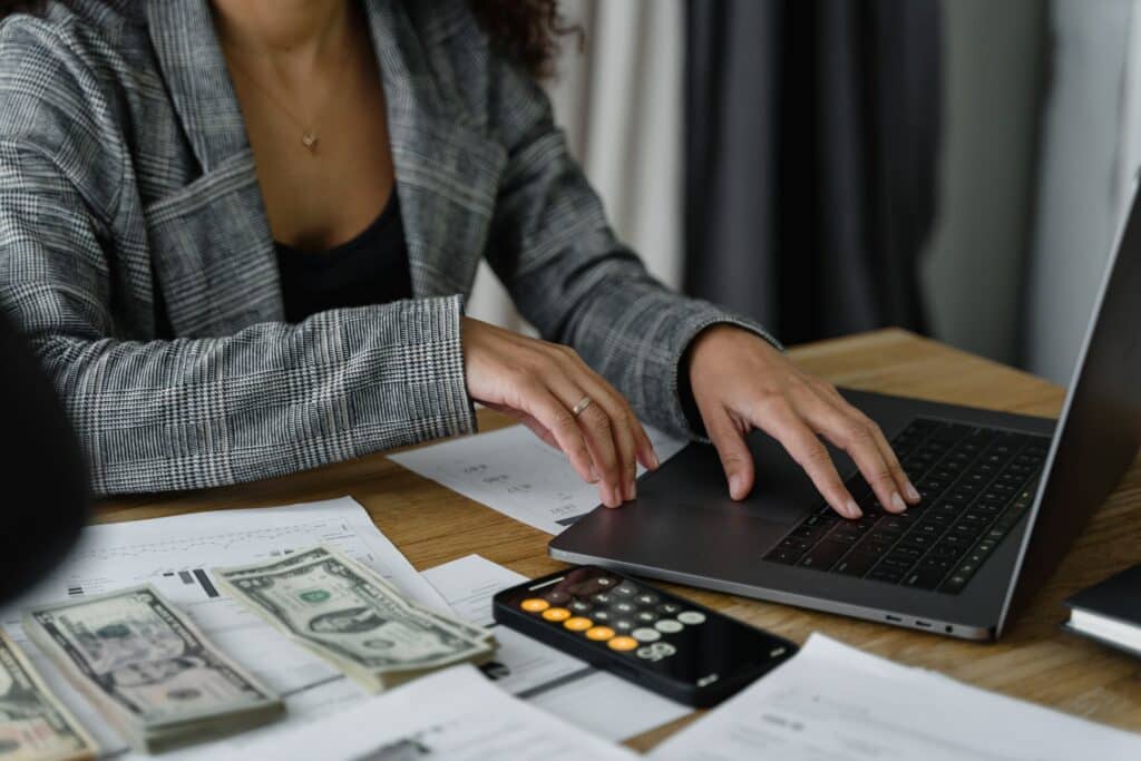 pexels-tima-miroshnichenko-étudiante qui fait son budget pour l'année - Comment préparer financièrement sa rentrée