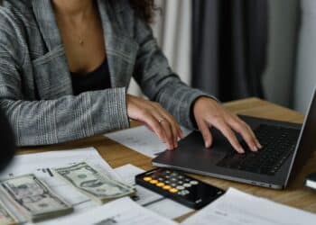 pexels-tima-miroshnichenko-étudiante qui fait son budget pour l'année - Comment préparer financièrement sa rentrée
