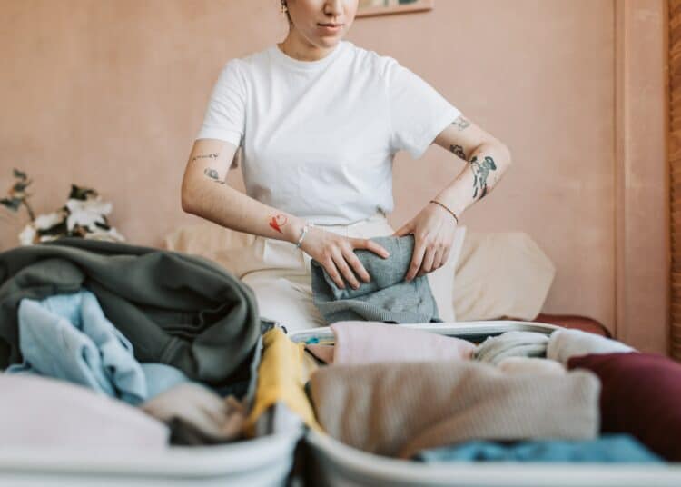 pexels-vlada-karpovich- etudiante qui fait sa valise pour partir en voyage - Comment gérer son budget étudiant quand on est en Erasmus