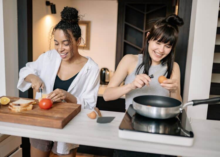 pexels-yan-krukau - 5 memes qui prouvent que ton coloc ne sait pas cuisiner