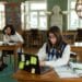 pexels-yaroslav-shuraev- deux étudiants en bibliothèque - 5 raisons d’aller à la bibliothèque quand on est étudiant