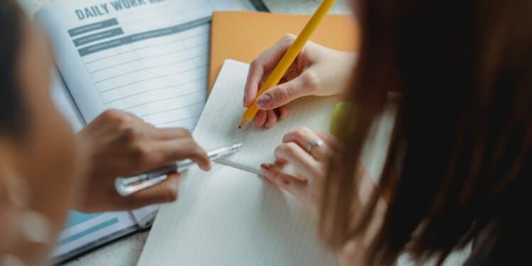 pexels-zen-chung-étudiant et organiser - Gestion du temps et productivité les clés pour réussir ton premier quadrimestre à l'université en Belgique