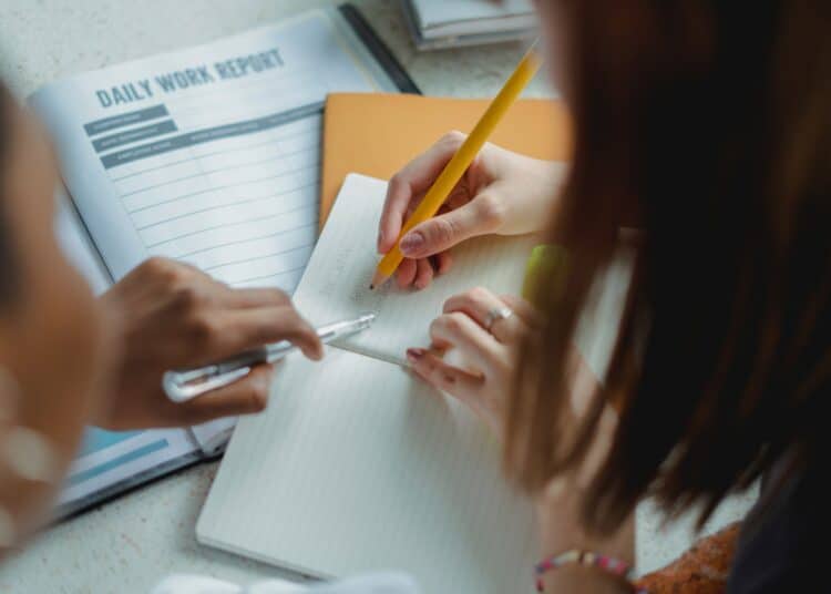 pexels-zen-chung-étudiant et organiser - Gestion du temps et productivité les clés pour réussir ton premier quadrimestre à l'université en Belgique