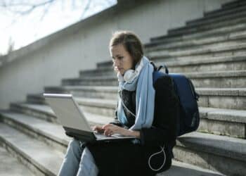 pexels-andrea-piacquadio- étudiante sur des escaliers qui étudie - Équilibrer vie étudiante et vie personnelle