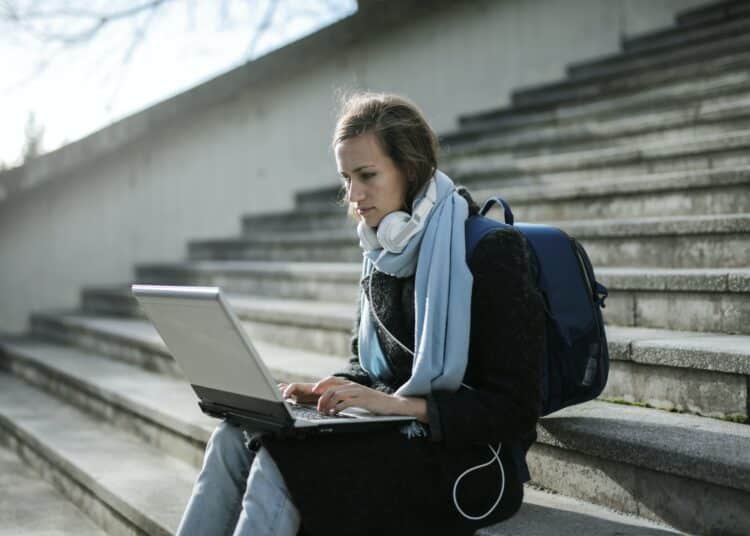 pexels-andrea-piacquadio- étudiante sur des escaliers qui étudie - Équilibrer vie étudiante et vie personnelle