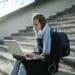 pexels-andrea-piacquadio- étudiante sur des escaliers qui étudie - Équilibrer vie étudiante et vie personnelle