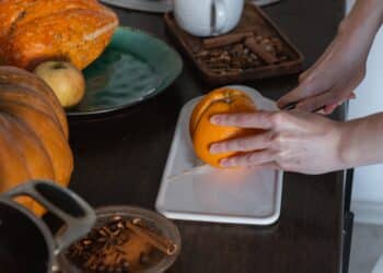 pexels-cottonbro-studio- étudiant qui cuisine - Les 6 meilleures recettes de cuisine d’automne pour les étudiants