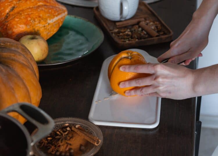 pexels-cottonbro-studio- étudiant qui cuisine - Les 6 meilleures recettes de cuisine d’automne pour les étudiants