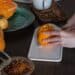 pexels-cottonbro-studio- étudiant qui cuisine - Les 6 meilleures recettes de cuisine d’automne pour les étudiants