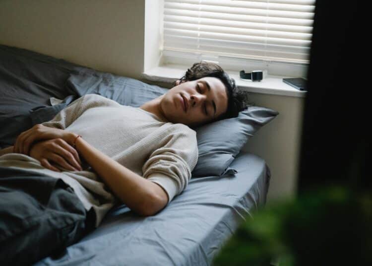 pexels-eren-li-étudiant qui dort- 4 techniques pour s'endormir plus facilement quand on est étudiant