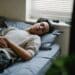 pexels-eren-li-étudiant qui dort- 4 techniques pour s'endormir plus facilement quand on est étudiant