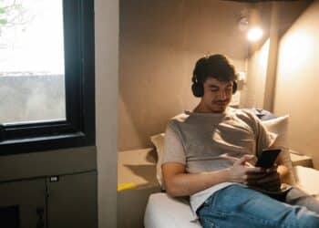 pexels-george-pak-jeune qui écoute un audio-Pourquoi écouter des podcasts quand on est étudiant ?