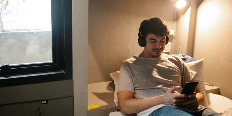 pexels-george-pak-jeune qui écoute un audio-Pourquoi écouter des podcasts quand on est étudiant ?