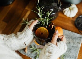 pexels-karolina-grabowska- étudiante qui boit une boisson d'automne - Les 10 produits de saison indispensables pour les étudiants en automne