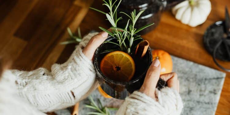 pexels-karolina-grabowska- étudiante qui boit une boisson d'automne - Les 10 produits de saison indispensables pour les étudiants en automne