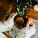 pexels-karolina-grabowska- étudiante qui boit une boisson d'automne - Les 10 produits de saison indispensables pour les étudiants en automne