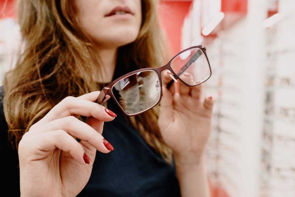 pexels-ksenia-chernaya- étudiante qui cherche des lunettes