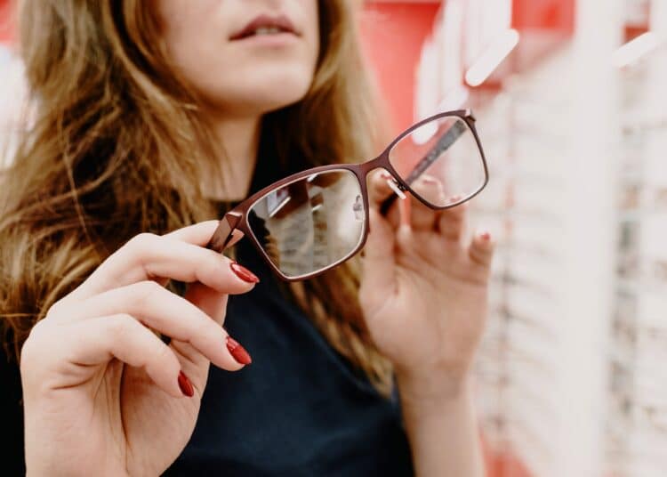 pexels-ksenia-chernaya- étudiante qui cherche des lunettes