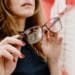 pexels-ksenia-chernaya- étudiante qui cherche des lunettes