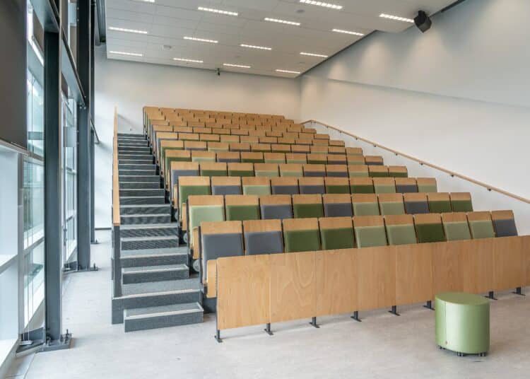 pexels-mike-van-schoonderwalt-Les universités s'ouvrent aux élèves du secondaire pendant les congés d'automne