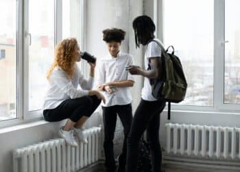 pexels-monstera-production-étudiants qui parlent ensemble en cours - Top 3 des galères pour se faire des potes en auditoire