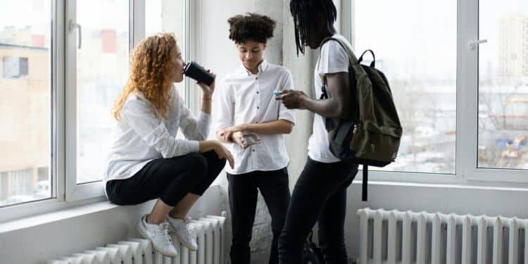 pexels-monstera-production-étudiants qui parlent ensemble en cours - Top 3 des galères pour se faire des potes en auditoire