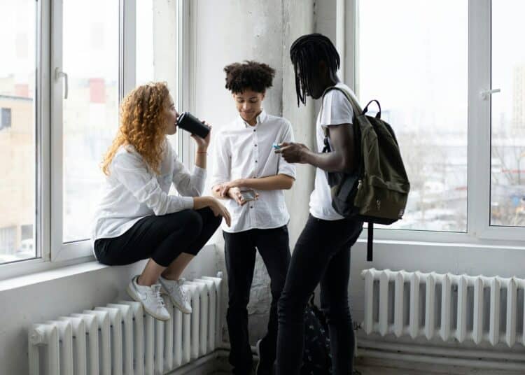 pexels-monstera-production-étudiants qui parlent ensemble en cours - Top 3 des galères pour se faire des potes en auditoire