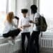 pexels-monstera-production-étudiants qui parlent ensemble en cours - Top 3 des galères pour se faire des potes en auditoire
