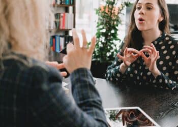 pexels-shvets-production-étudiante qui parle en langue des signes - Pourquoi apprendre la langue des signes quand on est étudiant