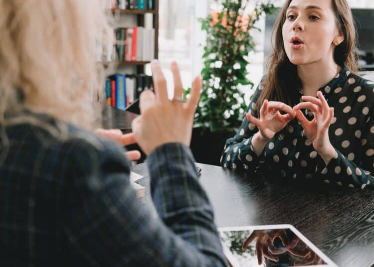 pexels-shvets-production-étudiante qui parle en langue des signes - Pourquoi apprendre la langue des signes quand on est étudiant
