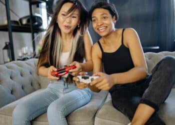 pexels-yan-krukau-jeunes qui jouent aux jeux vidéo - 4 jeux vidéo qui vont te rappeler de bons souvenirs