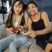 pexels-yan-krukau-jeunes qui jouent aux jeux vidéo - 4 jeux vidéo qui vont te rappeler de bons souvenirs