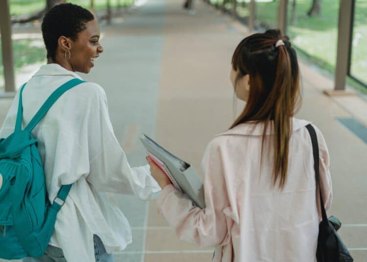 pexels-zen-chung- deux étudiantes qui parlent une autre langue ensemble - 5 langues que tu dois apprendre pendant tes études 