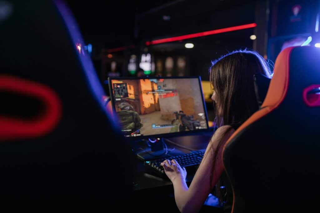 pexels-alena-darmel-jeunes qui jouent aux jeux vidéo - 5 jeux vidéo attendus par les étudiants pour 2024