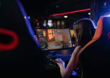 pexels-alena-darmel-jeunes qui jouent aux jeux vidéo - 5 jeux vidéo attendus par les étudiants pour 2024