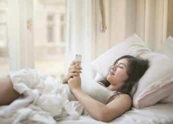 pexels-andrea-piacquadio-jeune qui se repose-Pourquoi ne plus avoir honte de passer une journée à ne rien faire ?