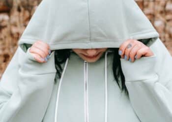 pexels-andres-ayrton- étudiante triste en automne - L'impact de l'automne sur la santé mentale des étudiants conseils pour rester positif