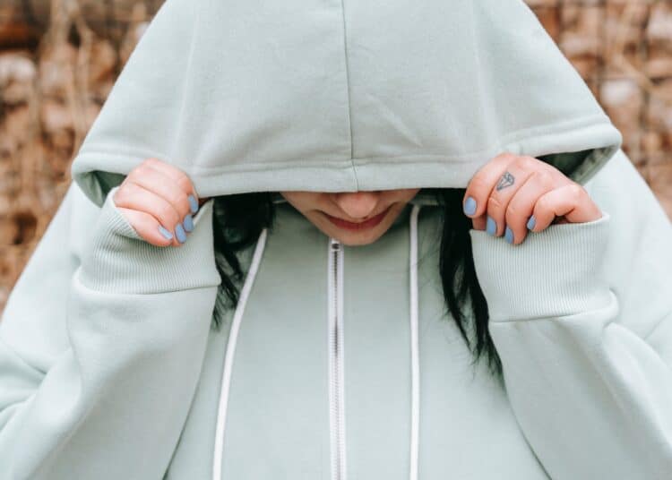 pexels-andres-ayrton- étudiante triste en automne - L'impact de l'automne sur la santé mentale des étudiants conseils pour rester positif