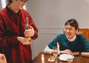 pexels-cottonbro-studio- étudiants qui mangent une raclette - Les secrets pour une raclette parfaite entre potes