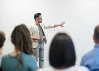 pexels-fauxels-Pénurie d'enseignant le nombre d'étudiants inscrits cette année en filières pédagogiques en net recul