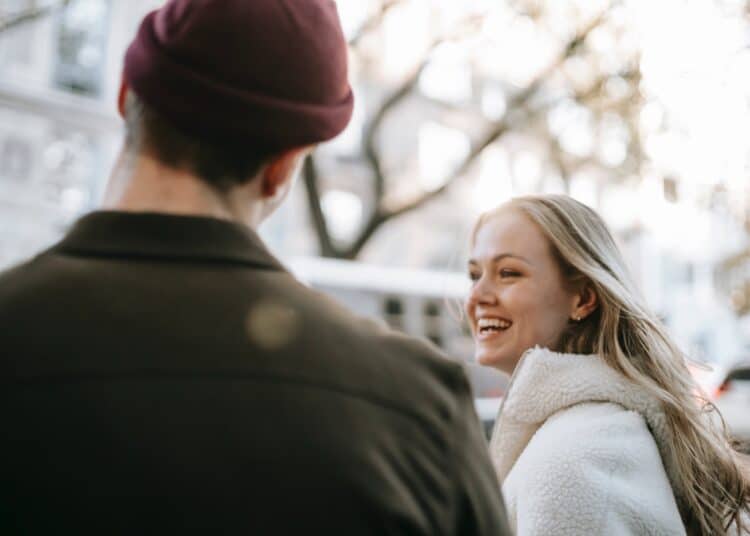 pexels-katerina-holmes-jeunes qui se regardent - Comment savoir si tu es dans la friendzone ?